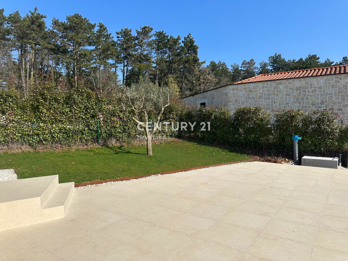 BADERNA, PRODAJA ČUDOVITE NOVE PRIZEMLJE S BAZENOM IN POGLEDOM NA NARAVO