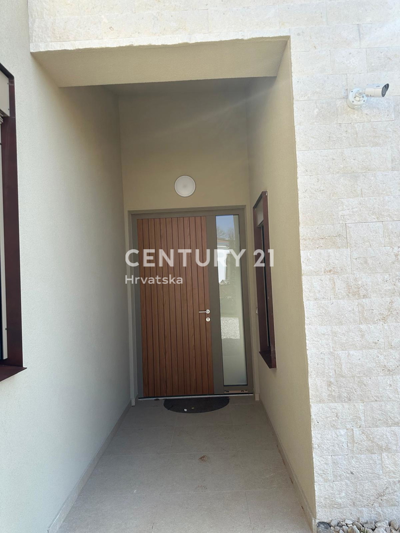 BADERNA, PRODAJA ČUDOVITE NOVE PRIZEMLJE S BAZENOM IN POGLEDOM NA NARAVO