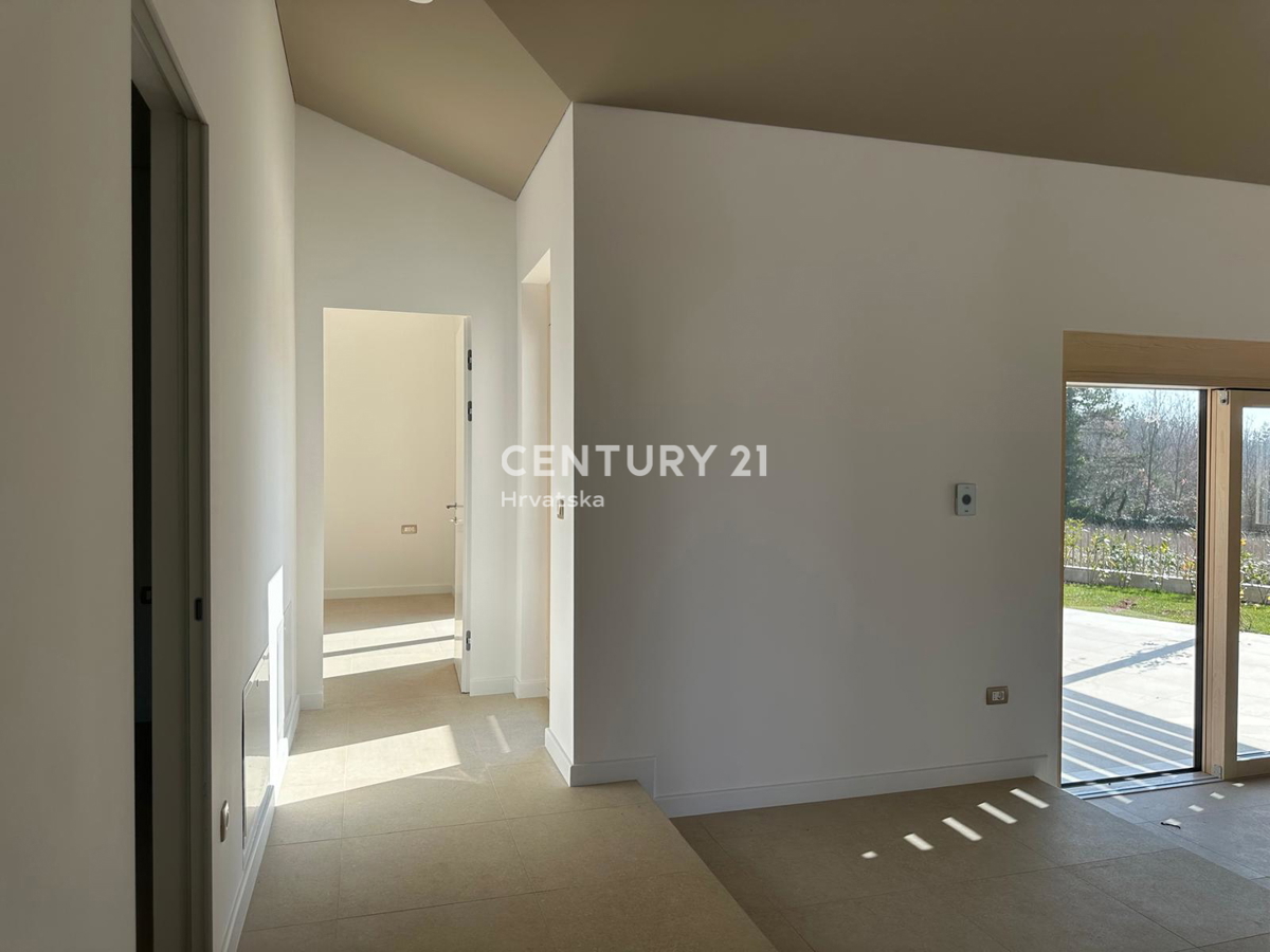 BADERNA, PRODAJA ČUDOVITE NOVE PRIZEMLJE S BAZENOM IN POGLEDOM NA NARAVO