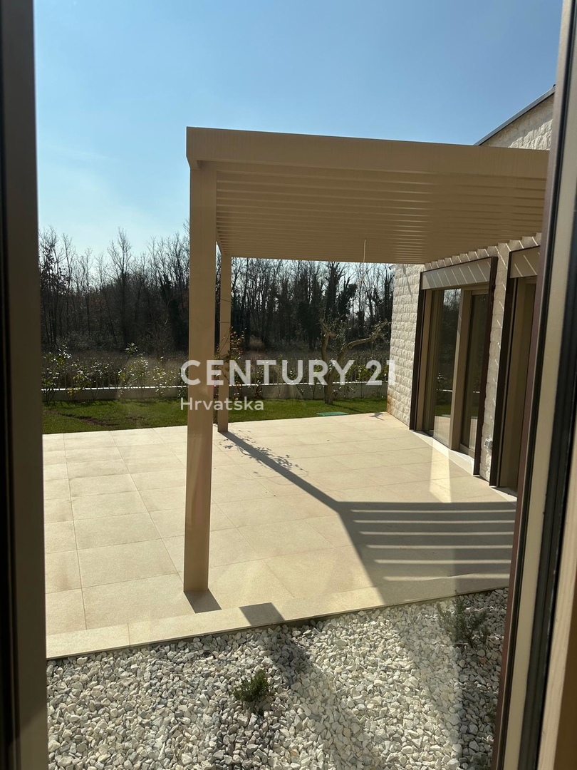 BADERNA, PRODAJA ČUDOVITE NOVE PRIZEMLJE S BAZENOM IN POGLEDOM NA NARAVO