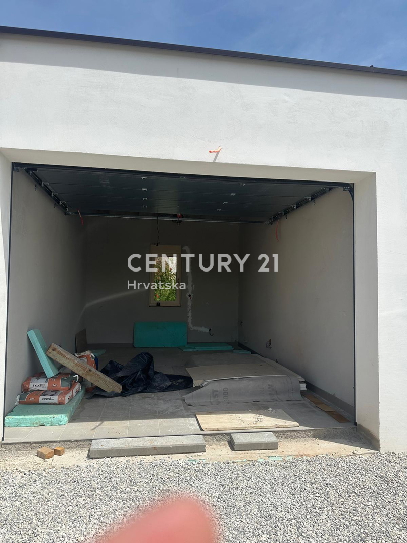 BADERNA, PRODAJA ČUDOVITE NOVE PRIZEMLJE S BAZENOM IN POGLEDOM NA NARAVO