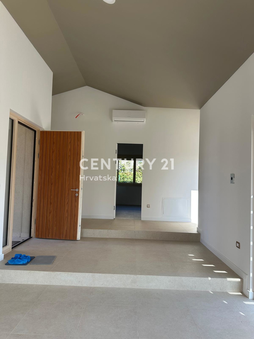 BADERNA, PRODAJA ČUDOVITE NOVE PRIZEMLJE S BAZENOM IN POGLEDOM NA NARAVO