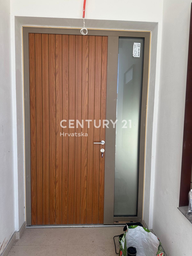 BADERNA, PRODAJA ČUDOVITE NOVE PRIZEMLJE S BAZENOM IN POGLEDOM NA NARAVO