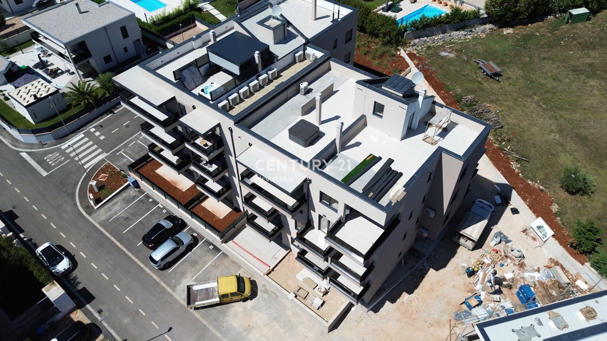 POREČ, PRODAJA SE LUKSUZEN STAN S TREMI SPALNICAMI V TRETJEM NADSTROPJU, Z ZADNJO TERASO, POGLEDOM NA MORJE, 1500 M OD MORJA