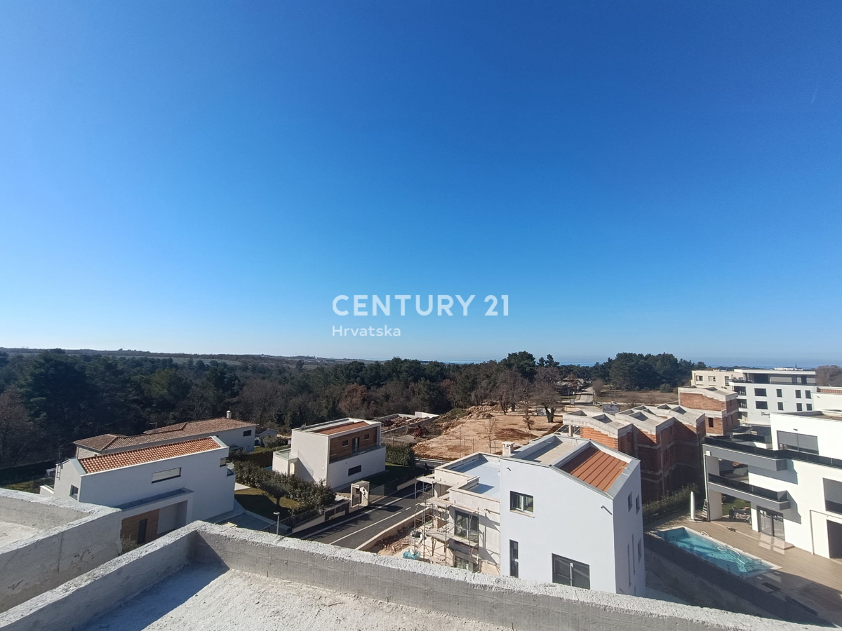 POREČ, PRODAJA SE LUKSUZEN STAN S TREMI SPALNICAMI V TRETJEM NADSTROPJU, Z ZADNJO TERASO, POGLEDOM NA MORJE, 1500 M OD MORJA