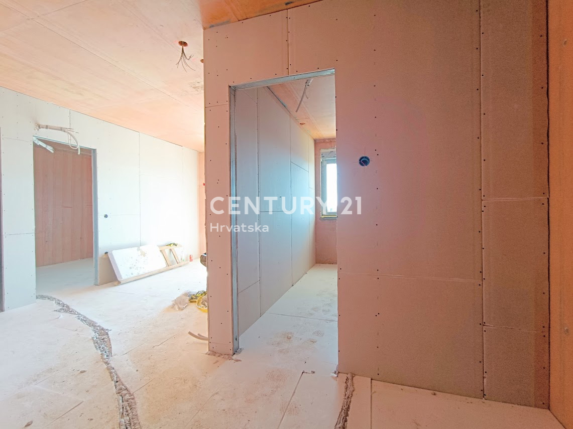 POREČ, PRODAJA SE LUKSUZEN STAN S TREMI SPALNICAMI V TRETJEM NADSTROPJU, Z ZADNJO TERASO, POGLEDOM NA MORJE, 1500 M OD MORJA