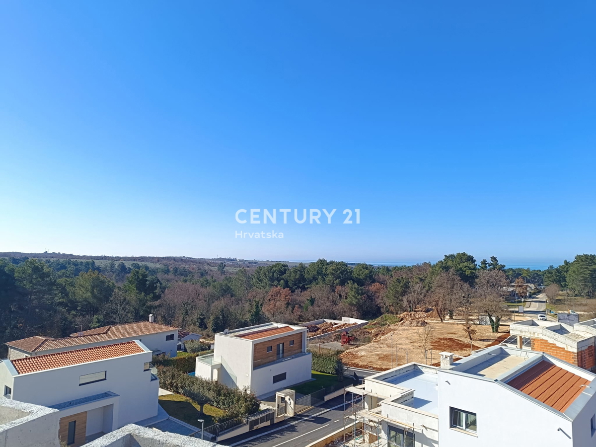 POREČ, PRODAJA SE LUKSUZEN STAN S TREMI SPALNICAMI V TRETJEM NADSTROPJU, Z ZADNJO TERASO, POGLEDOM NA MORJE, 1500 M OD MORJA