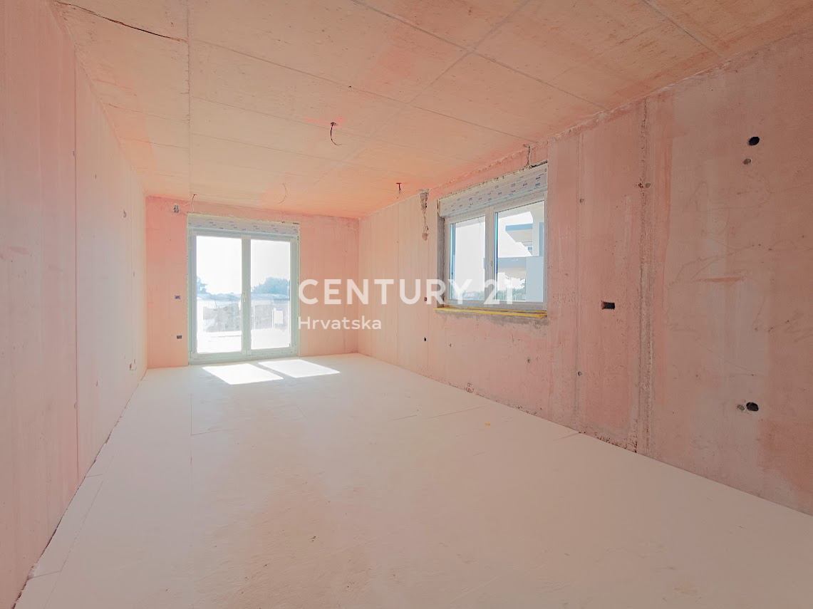 POREČ, PRODAJA SE LUKSUZEN STAN S TREMI SPALNICAMI V TRETJEM NADSTROPJU, Z ZADNJO TERASO, POGLEDOM NA MORJE, 1500 M OD MORJA