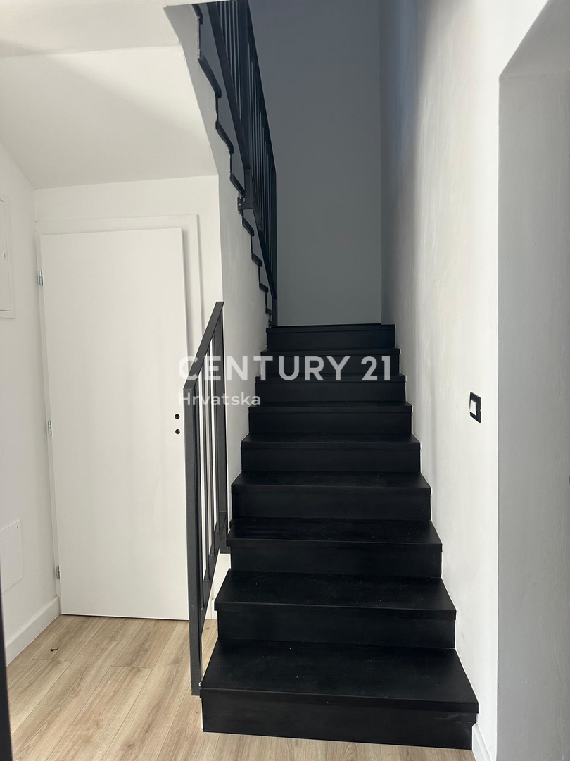 ROVINJSKO SELO, PRODAJA LEPE DVOJNE HIŠE, NOVOGRADNJA S BAZENOM