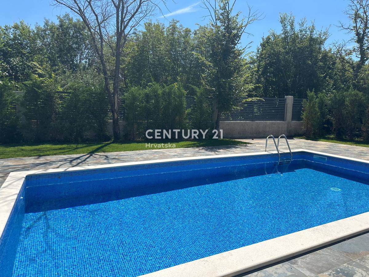 ROVINJSKO SELO, PRODAJA LEPE DVOJNE HIŠE, NOVOGRADNJA S BAZENOM