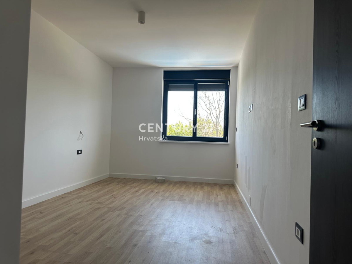 ROVINJSKO SELO, PRODAJA LEPE DVOJNE HIŠE, NOVOGRADNJA S BAZENOM