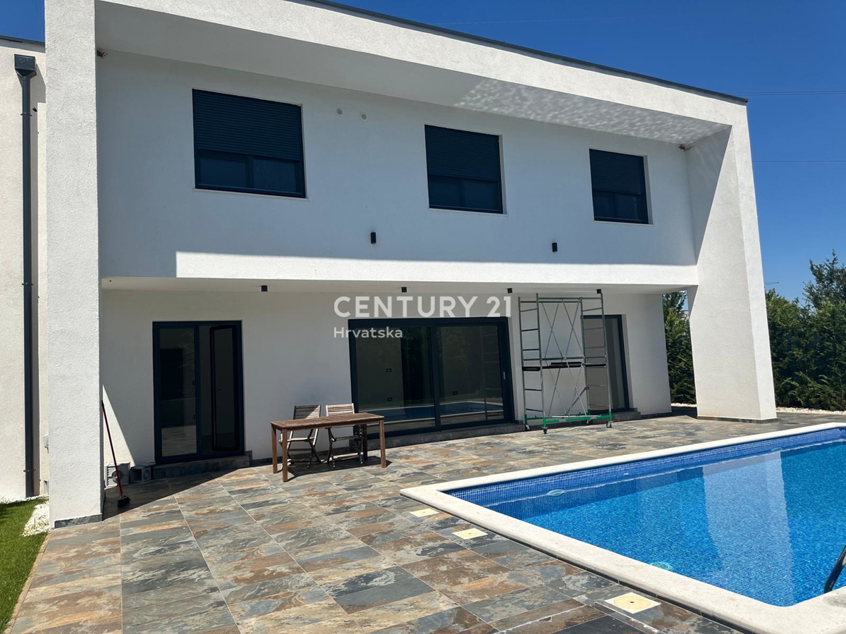 ROVINJSKO SELO, PRODAJA LEPE DVOJNE HIŠE, NOVOGRADNJA S BAZENOM