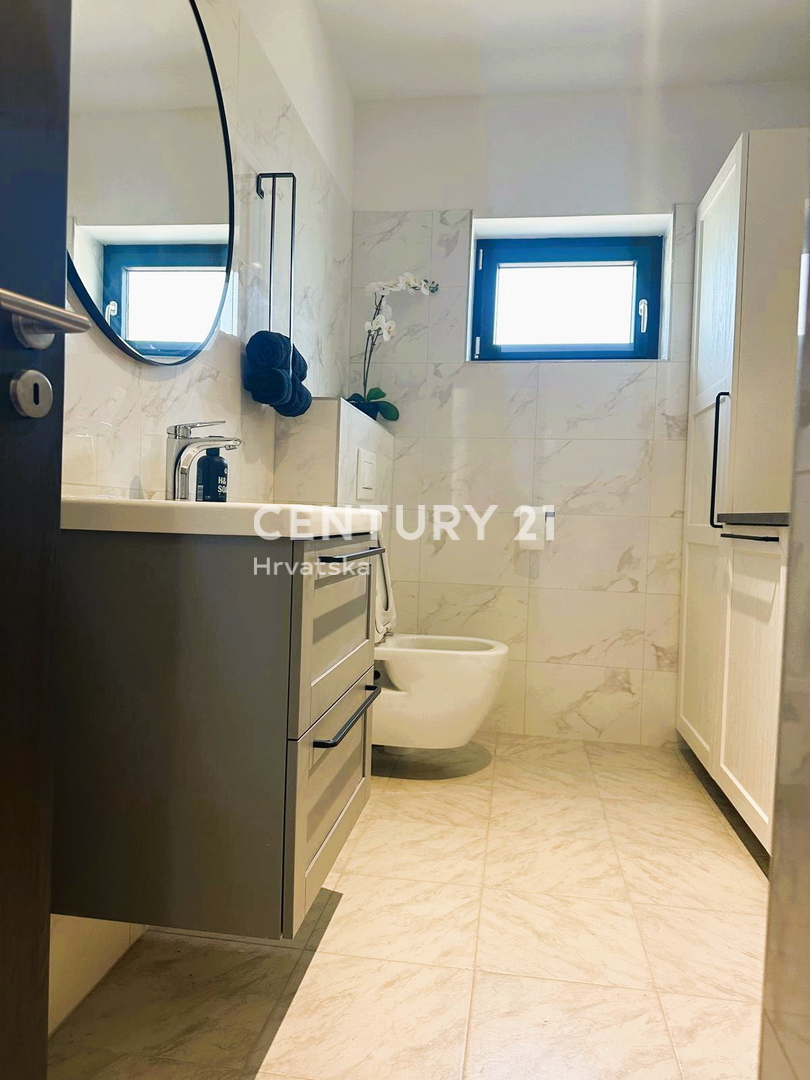 ROVINJSKO SELO, PRODAJA LEPE DVOJNE HIŠE, NOVOGRADNJA S BAZENOM