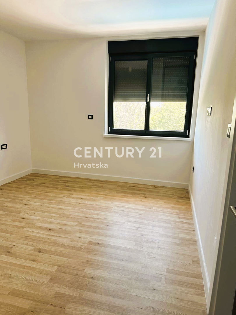 ROVINJSKO SELO, PRODAJA LEPE DVOJNE HIŠE, NOVOGRADNJA S BAZENOM