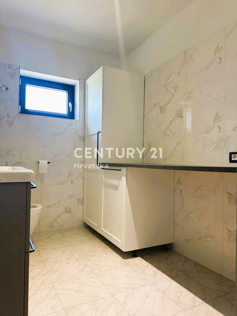 ROVINJSKO SELO, PRODAJA LEPE DVOJNE HIŠE, NOVOGRADNJA S BAZENOM