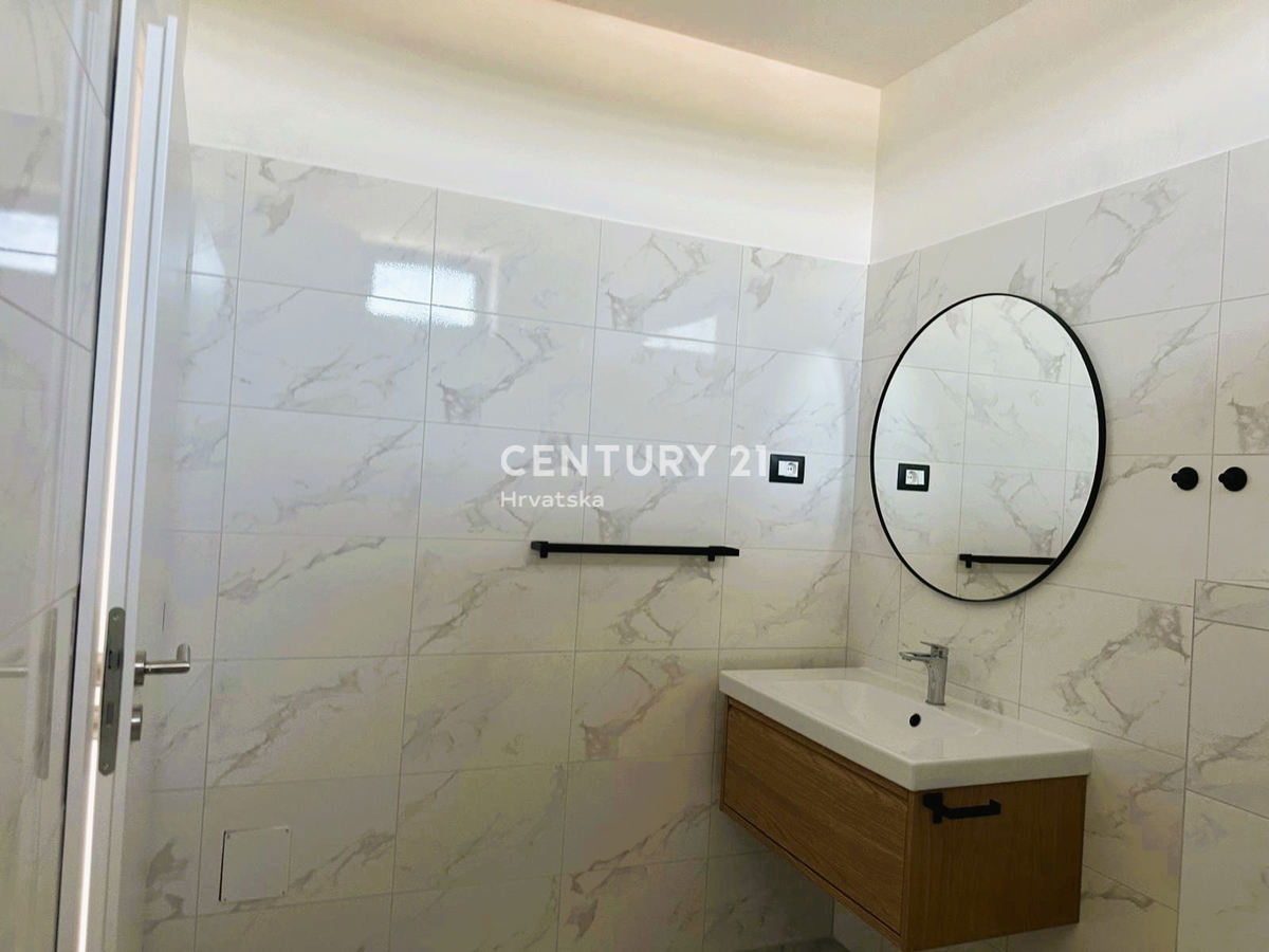 ROVINJSKO SELO, PRODAJA LEPE DVOJNE HIŠE, NOVOGRADNJA S BAZENOM