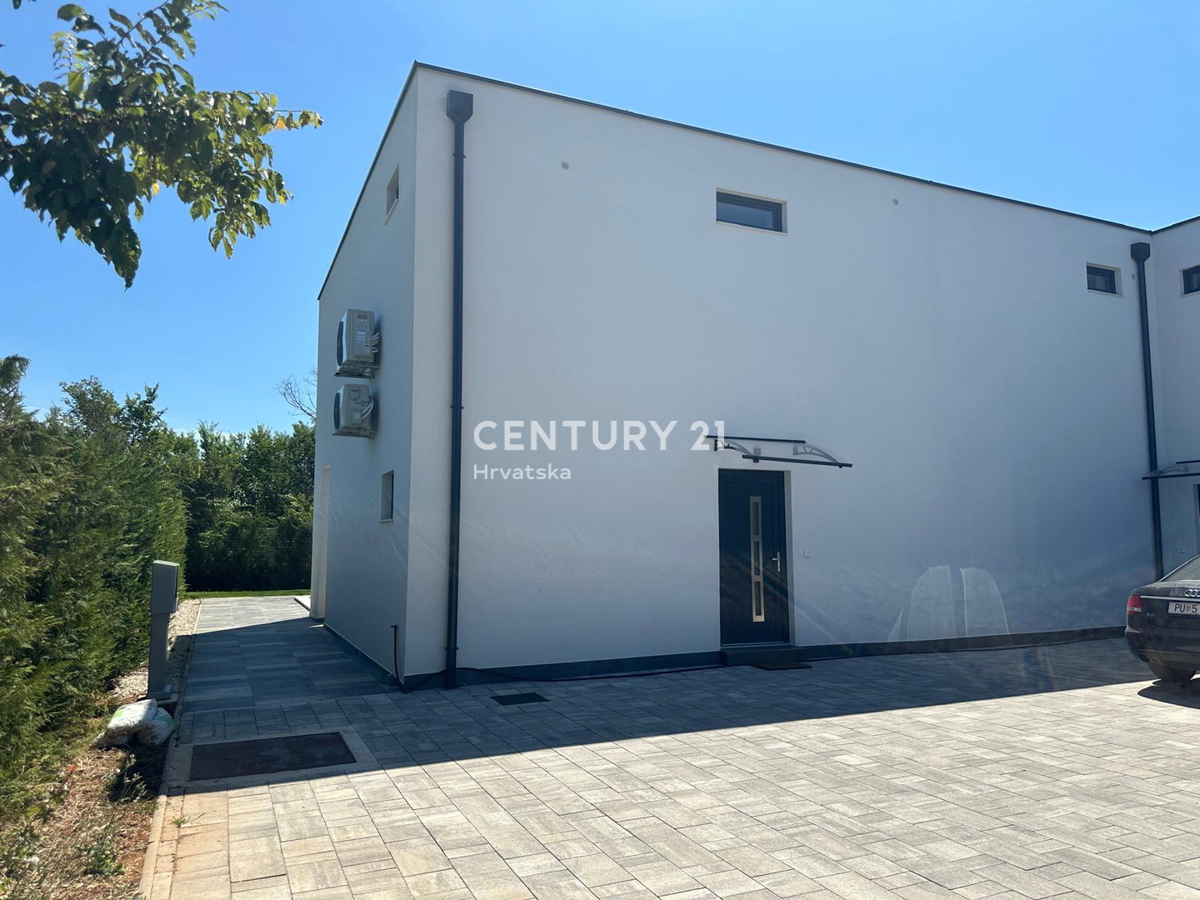 ROVINJSKO SELO, PRODAJA LEPE DVOJNE HIŠE, NOVOGRADNJA S BAZENOM