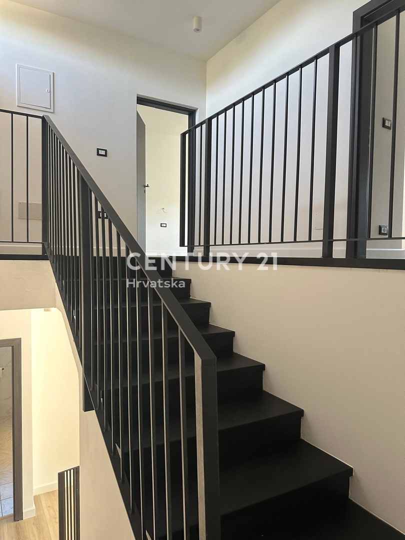 ROVINJSKO SELO, PRODAJA LEPE DVOJNE HIŠE, NOVOGRADNJA S BAZENOM