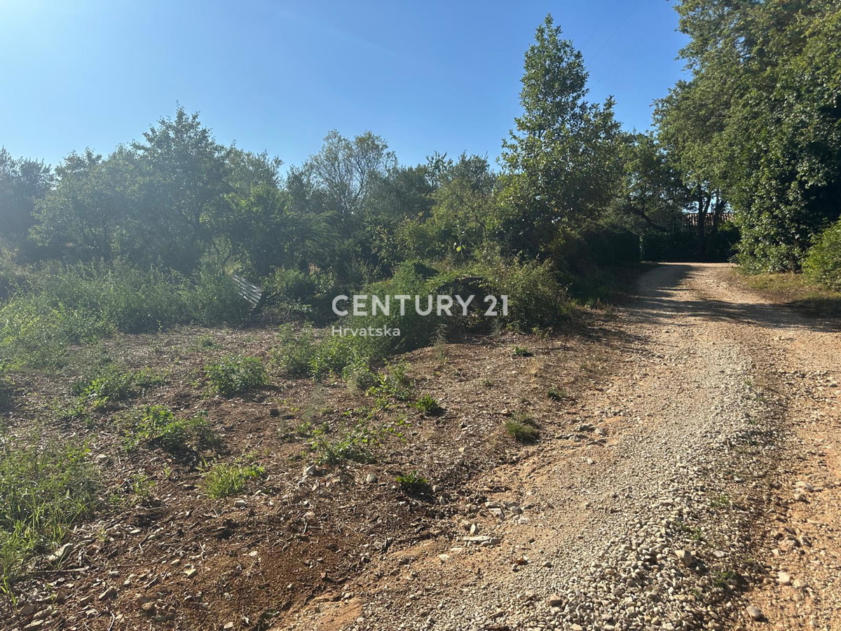 BRTONIGLA, PRODAJA GRADBENIŠKE ZEMLJIŠČE