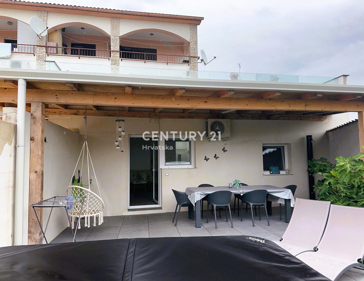 FUNTANA, PRODAJA TROSOBNEGA STANOVANJA V PRIZEMLJU S TERASO 50 M2, ODLIČNA LOKACIJA