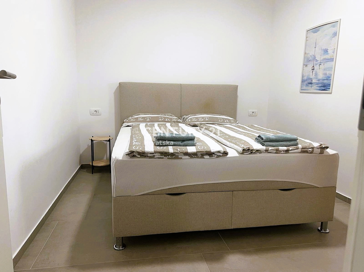 FUNTANA, PRODAJA TROSOBNEGA STANOVANJA V PRIZEMLJU S TERASO 50 M2, ODLIČNA LOKACIJA