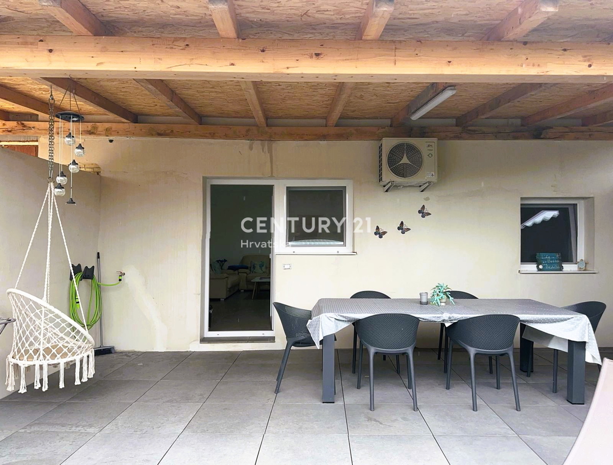 FUNTANA, PRODAJA TROSOBNEGA STANOVANJA V PRIZEMLJU S TERASO 50 M2, ODLIČNA LOKACIJA