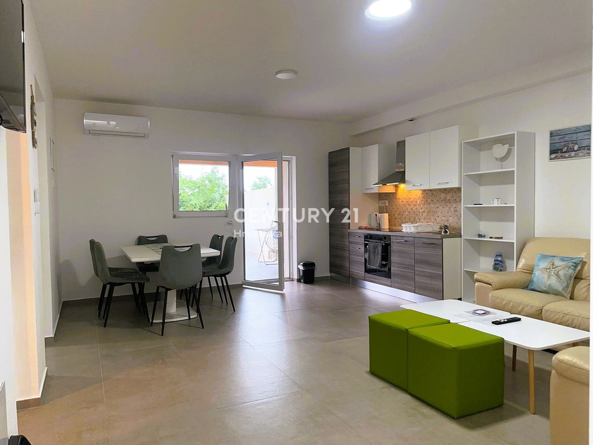 FUNTANA, PRODAJA TROSOBNEGA STANOVANJA V PRIZEMLJU S TERASO 50 M2, ODLIČNA LOKACIJA