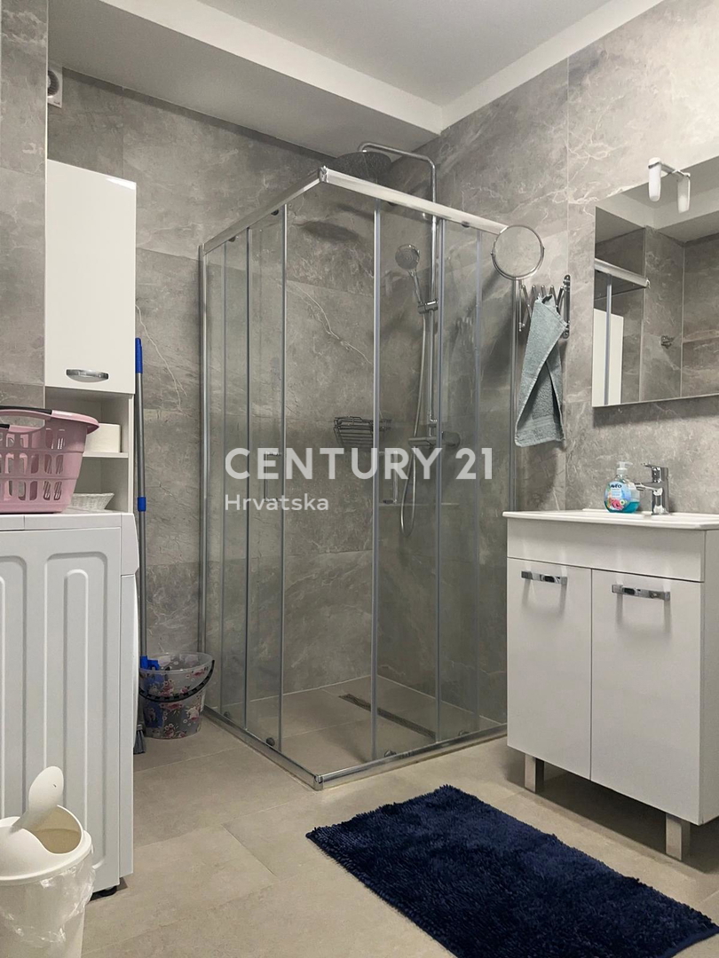 FUNTANA, PRODAJA TROSOBNEGA STANOVANJA V PRIZEMLJU S TERASO 50 M2, ODLIČNA LOKACIJA