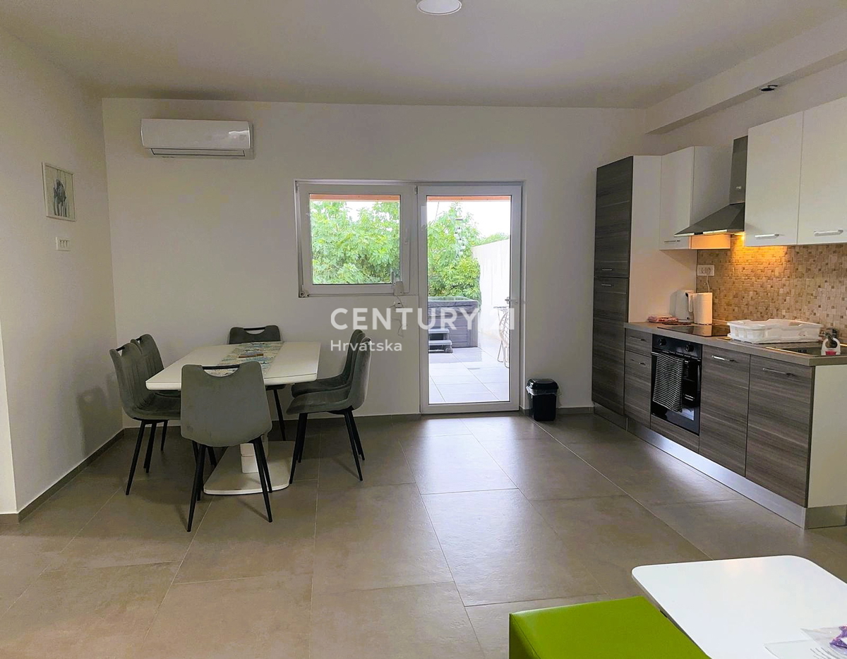 FUNTANA, PRODAJA TROSOBNEGA STANOVANJA V PRIZEMLJU S TERASO 50 M2, ODLIČNA LOKACIJA