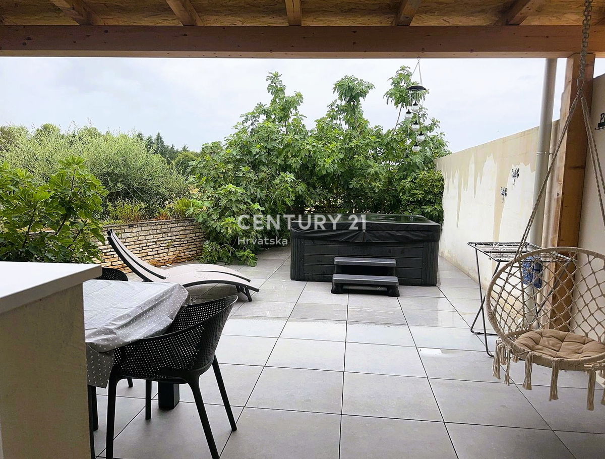 FUNTANA, PRODAJA TROSOBNEGA STANOVANJA V PRIZEMLJU S TERASO 50 M2, ODLIČNA LOKACIJA