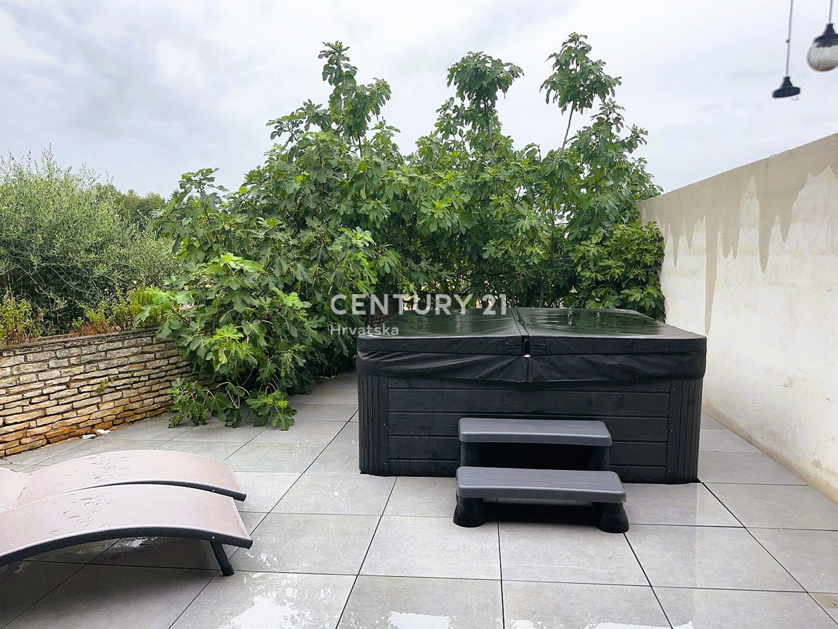 FUNTANA, PRODAJA TROSOBNEGA STANOVANJA V PRIZEMLJU S TERASO 50 M2, ODLIČNA LOKACIJA