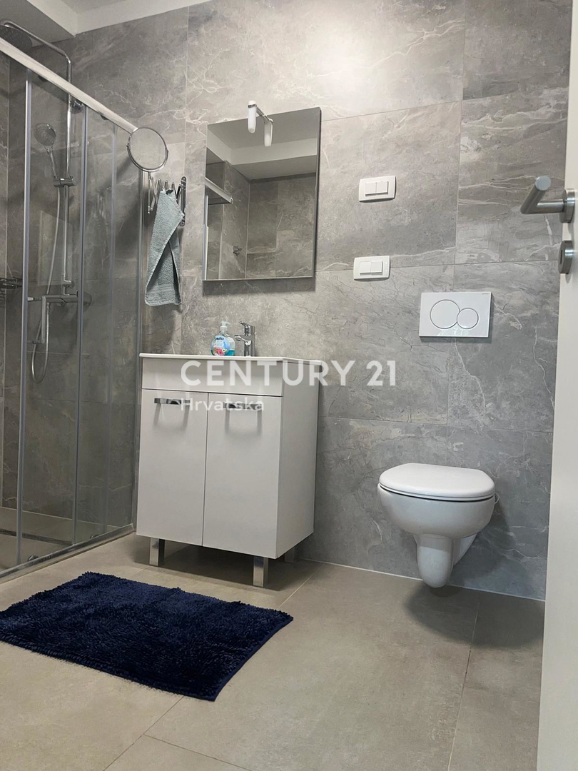 FUNTANA, PRODAJA TROSOBNEGA STANOVANJA V PRIZEMLJU S TERASO 50 M2, ODLIČNA LOKACIJA