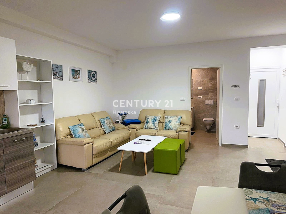 FUNTANA, PRODAJA TROSOBNEGA STANOVANJA V PRIZEMLJU S TERASO 50 M2, ODLIČNA LOKACIJA