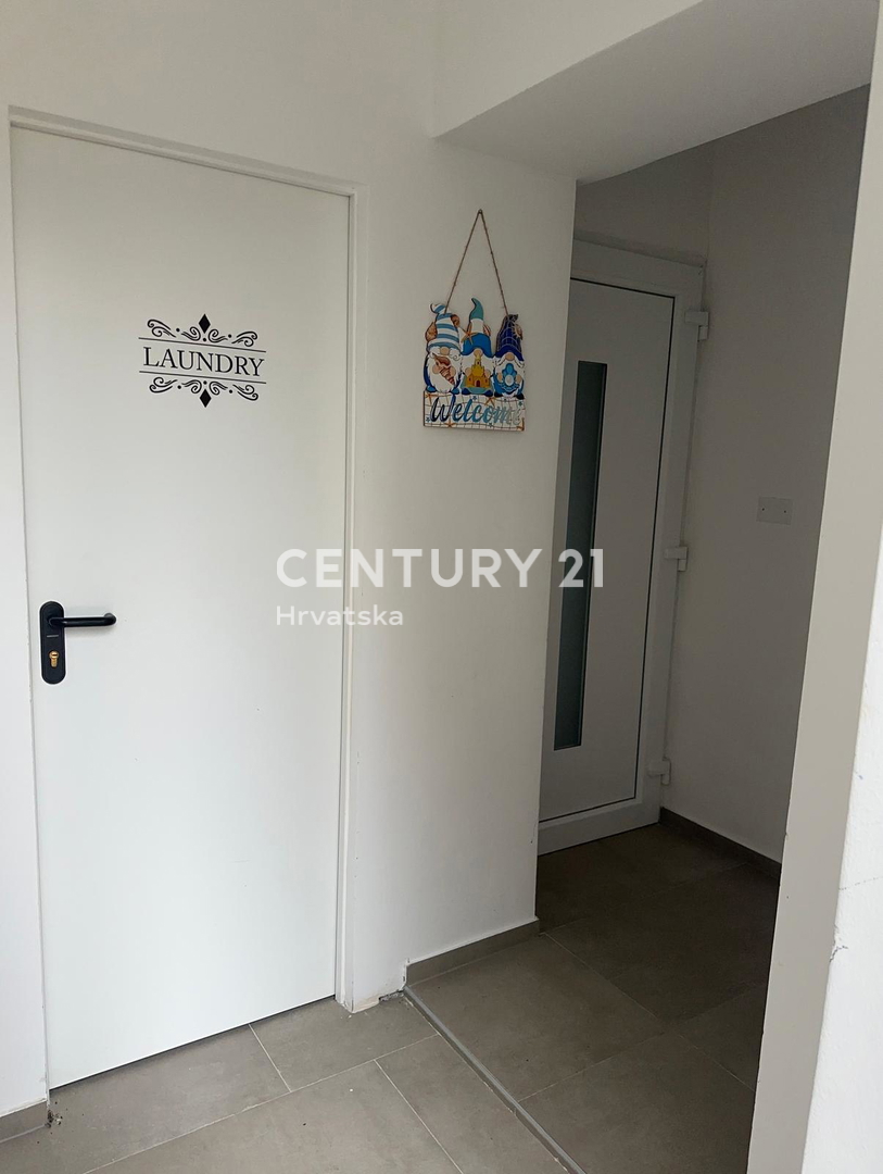 FUNTANA, PRODAJA TROSOBNEGA STANOVANJA V PRIZEMLJU S TERASO 50 M2, ODLIČNA LOKACIJA