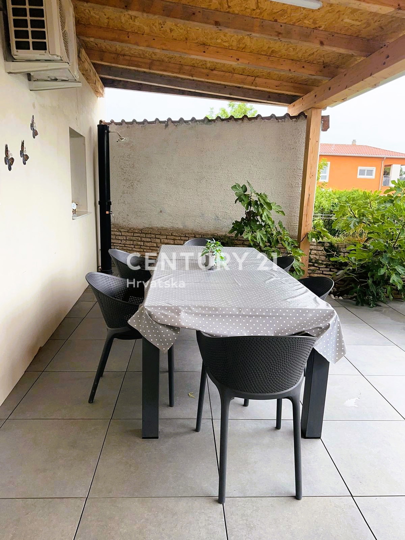 FUNTANA, PRODAJA TROSOBNEGA STANOVANJA V PRIZEMLJU S TERASO 50 M2, ODLIČNA LOKACIJA