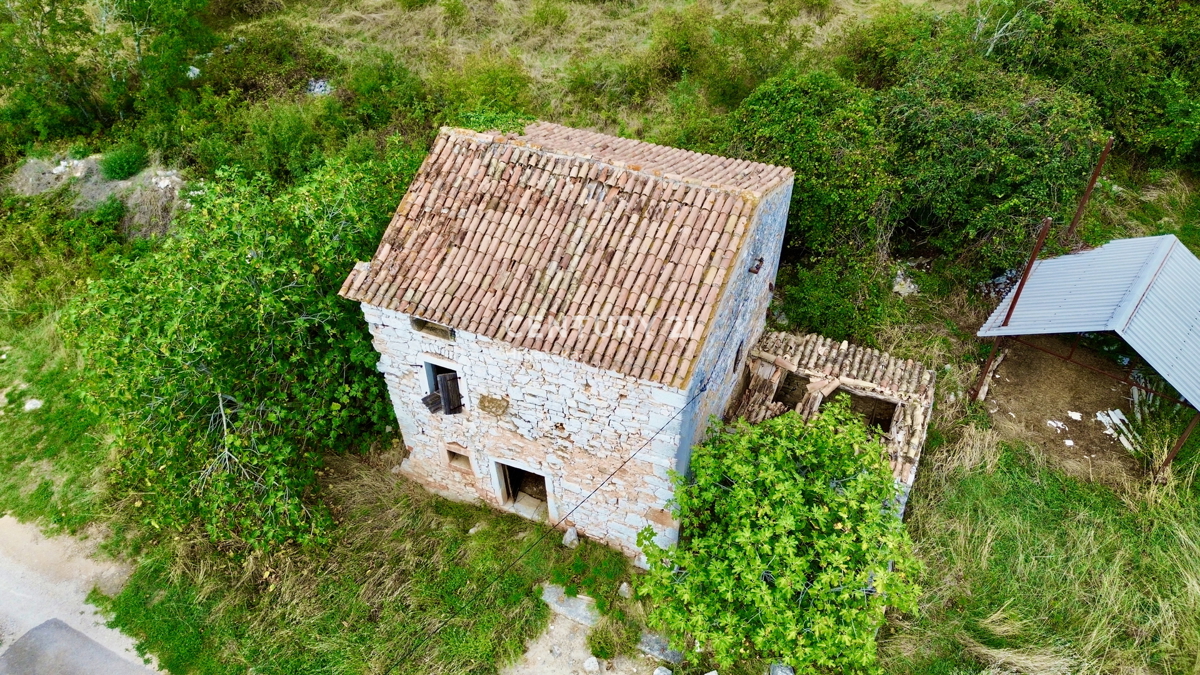 Vrsar, okolica, kamnita hiša za obnovo na odlični lokaciji