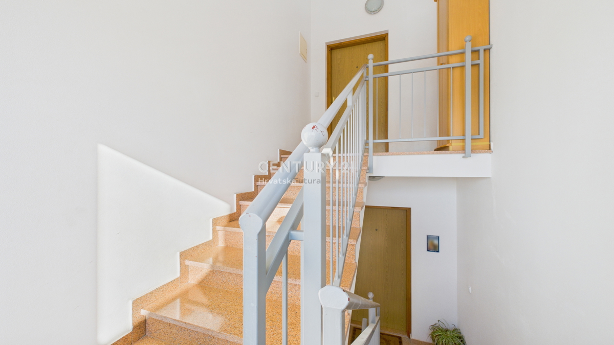 VABRIGA, PRODAJA DVOSOBNEGA STANOVANJA V 1. NADSTROPJU, 800 M OD MORJA