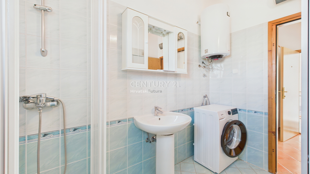 VABRIGA, PRODAJA DVOSOBNEGA STANOVANJA V 1. NADSTROPJU, 800 M OD MORJA