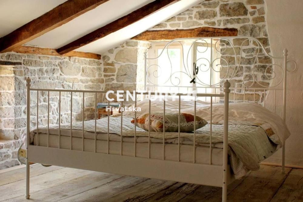 SREDIŠNJA ISTRA, TRAVIŠČA, PRENOVLJENA AVTOHTONA ISTARSKA KAMNITA HIŠA S BAZENOM NA LEPI LOKACIJI Z DODATNO ZGRADBO ZA PRENOVO