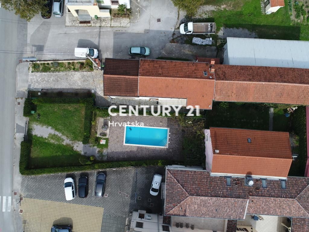 SREDIŠNJA ISTRA, TRAVIŠČA, PRENOVLJENA AVTOHTONA ISTARSKA KAMNITA HIŠA S BAZENOM NA LEPI LOKACIJI Z DODATNO ZGRADBO ZA PRENOVO