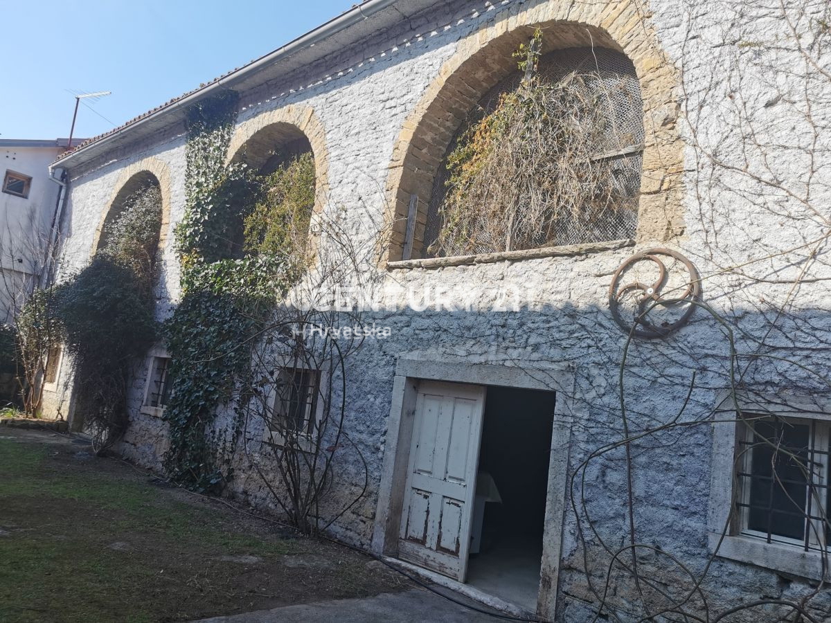 SREDIŠNJA ISTRA, TRAVIŠČA, PRENOVLJENA AVTOHTONA ISTARSKA KAMNITA HIŠA S BAZENOM NA LEPI LOKACIJI Z DODATNO ZGRADBO ZA PRENOVO