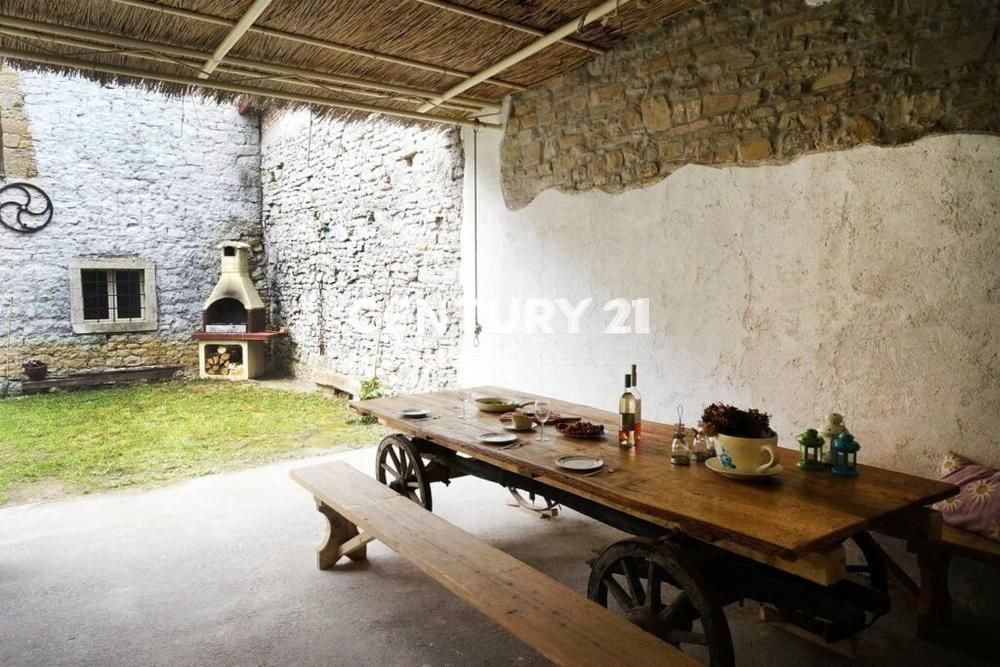 SREDIŠNJA ISTRA, TRAVIŠČA, PRENOVLJENA AVTOHTONA ISTARSKA KAMNITA HIŠA S BAZENOM NA LEPI LOKACIJI Z DODATNO ZGRADBO ZA PRENOVO