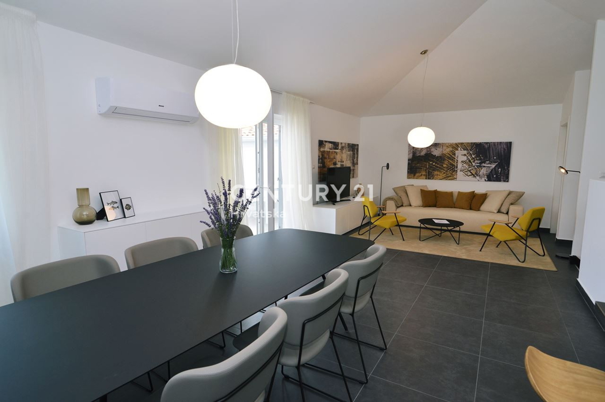 LOVRAN, DVONADSTROPNO STANOVANJE Z RAZGLEDOM NA MORJE, 100 M OD PLAŽE IN 800 M OD STAREGA DELA MESTA