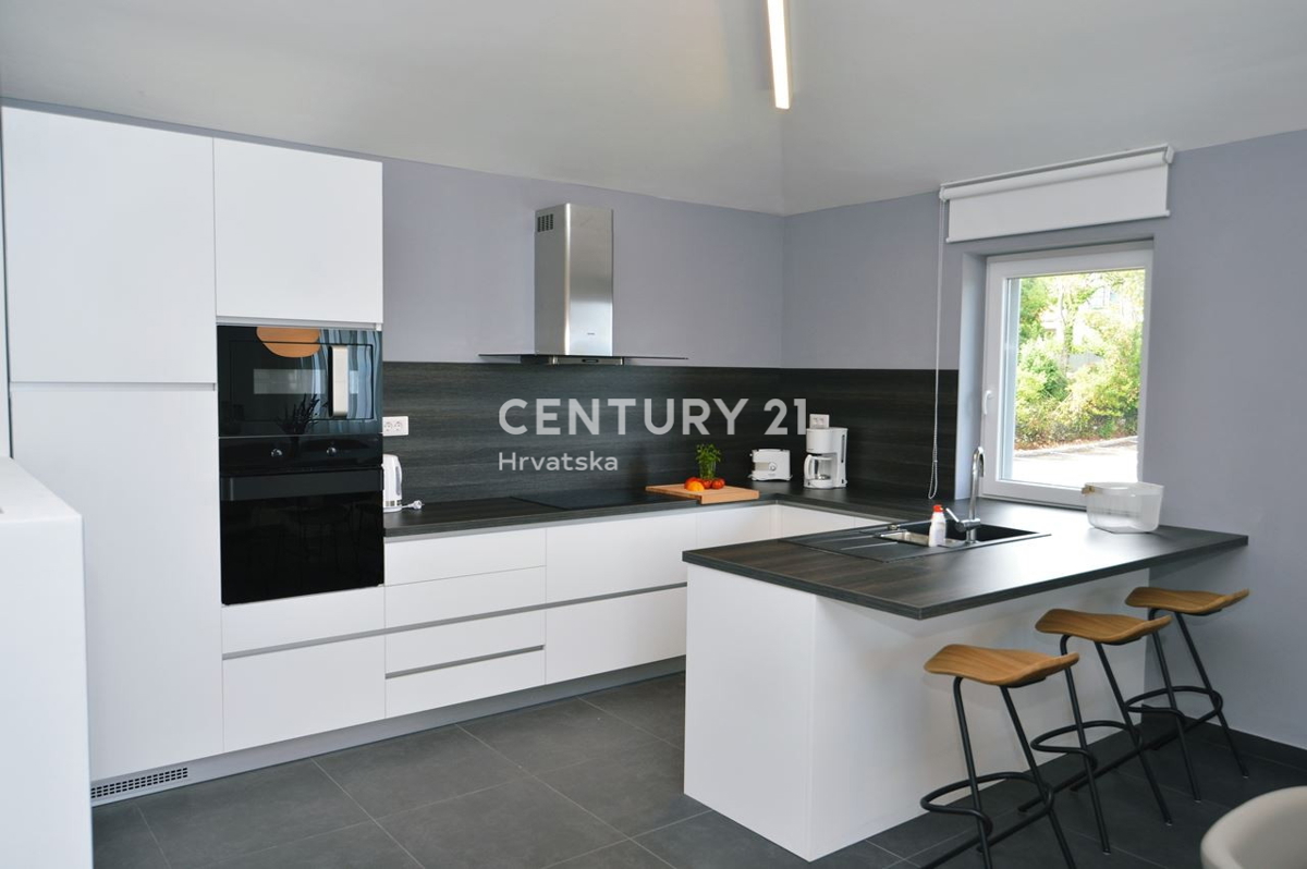 LOVRAN, DVONADSTROPNO STANOVANJE Z RAZGLEDOM NA MORJE, 100 M OD PLAŽE IN 800 M OD STAREGA DELA MESTA