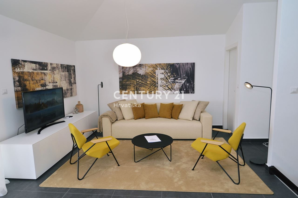 LOVRAN, DVONADSTROPNO STANOVANJE Z RAZGLEDOM NA MORJE, 100 M OD PLAŽE IN 800 M OD STAREGA DELA MESTA