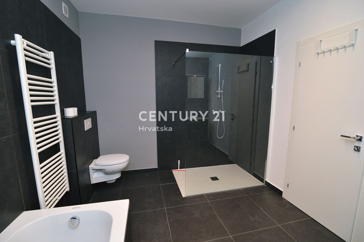 LOVRAN, DVONADSTROPNO STANOVANJE Z RAZGLEDOM NA MORJE, 100 M OD PLAŽE IN 800 M OD STAREGA DELA MESTA