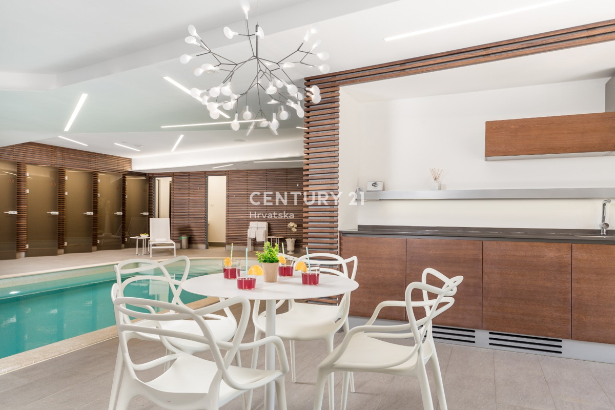 LOVRAN, DVONADSTROPNO STANOVANJE Z RAZGLEDOM NA MORJE, 100 M OD PLAŽE IN 800 M OD STAREGA DELA MESTA