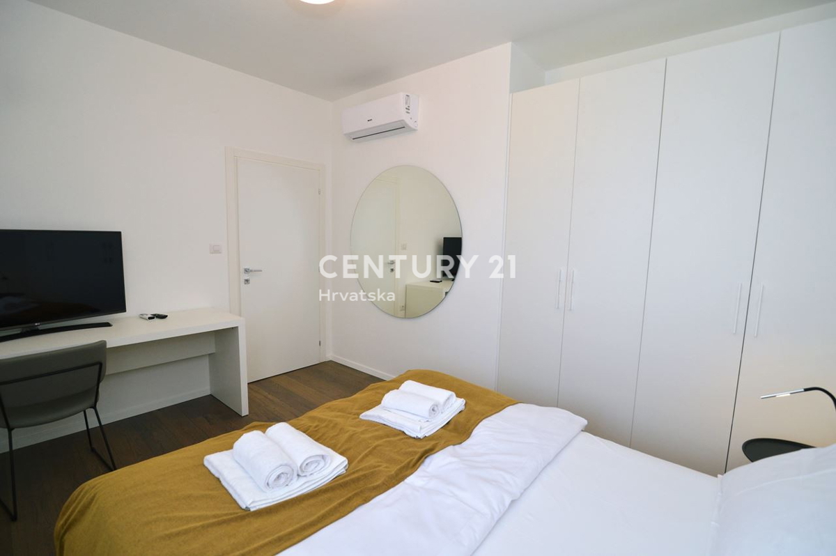 LOVRAN, DVONADSTROPNO STANOVANJE Z RAZGLEDOM NA MORJE, 100 M OD PLAŽE IN 800 M OD STAREGA DELA MESTA