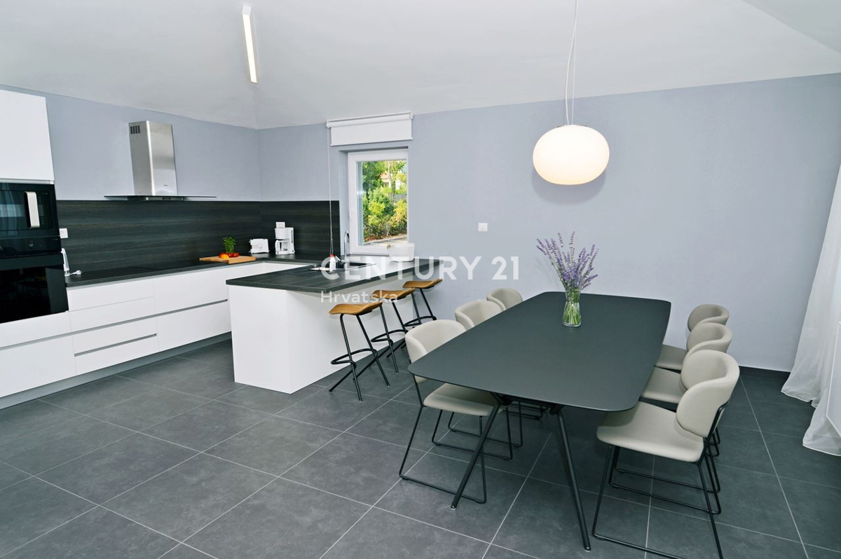 LOVRAN, DVONADSTROPNO STANOVANJE Z RAZGLEDOM NA MORJE, 100 M OD PLAŽE IN 800 M OD STAREGA DELA MESTA