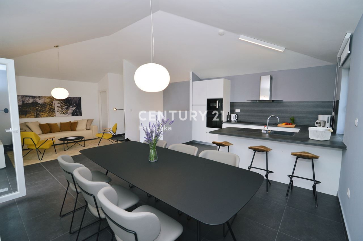 LOVRAN, DVONADSTROPNO STANOVANJE Z RAZGLEDOM NA MORJE, 100 M OD PLAŽE IN 800 M OD STAREGA DELA MESTA